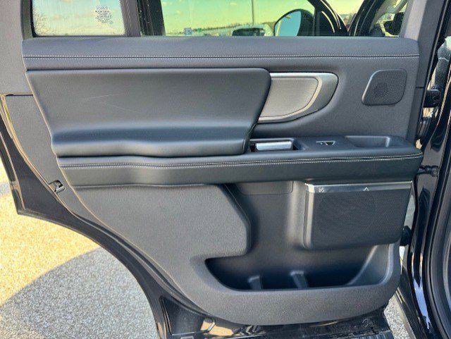Used 2025 Ford Expedition Platinum w/ Driver's Package AWD/4WD image 28