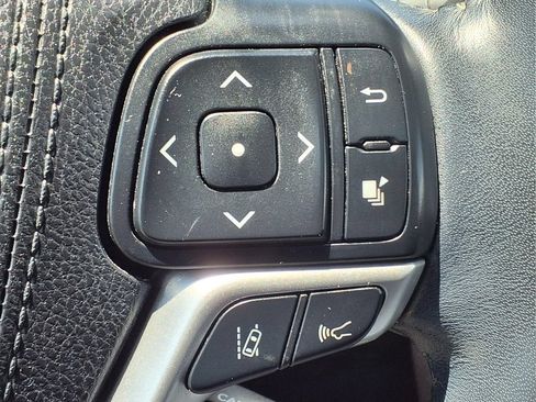 Used 2018 Toyota Highlander XLE AWD/4WD image 25