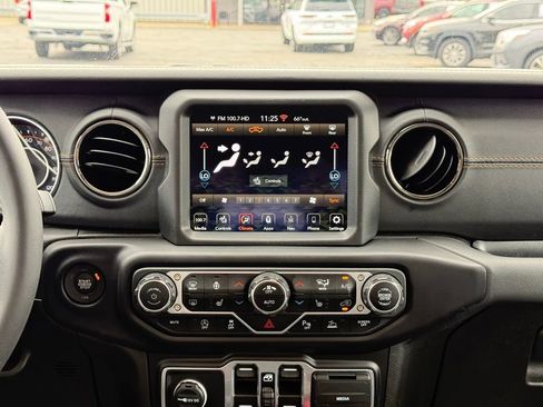 Used 2023 Jeep Gladiator Overland AWD/4WD image 21