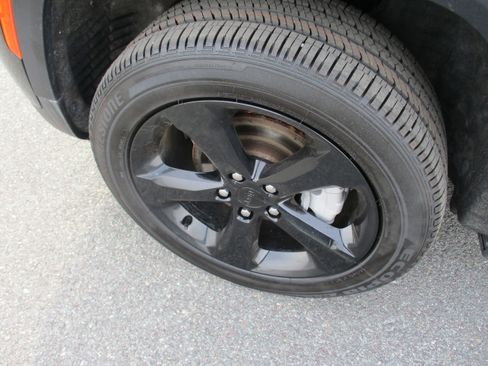 Certified 2023 Jeep Grand Cherokee Limited w/ Black Appearance Package image 9