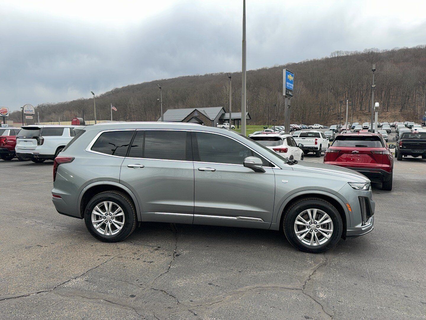 Used 2024 Cadillac XT6 Luxury w/ LPO, Floor Liner Package AWD/4WD image 3