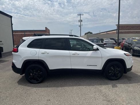 Used 2018 Jeep Cherokee Latitude w/ Altitude Package FWD image 5