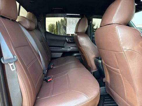 Used 2017 Toyota Tacoma TRD Sport w/ Tow Package (A/T) AWD/4WD image 12