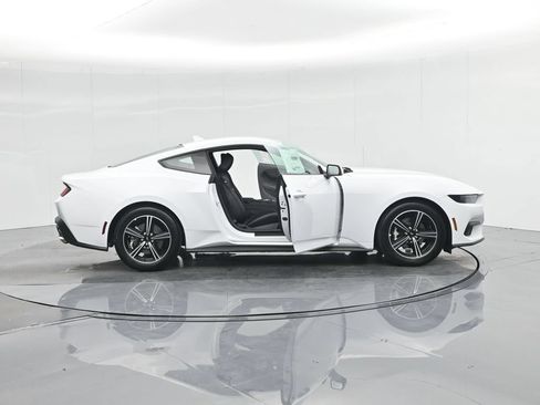 Used 2025 Ford Mustang Coupe RWD image 4