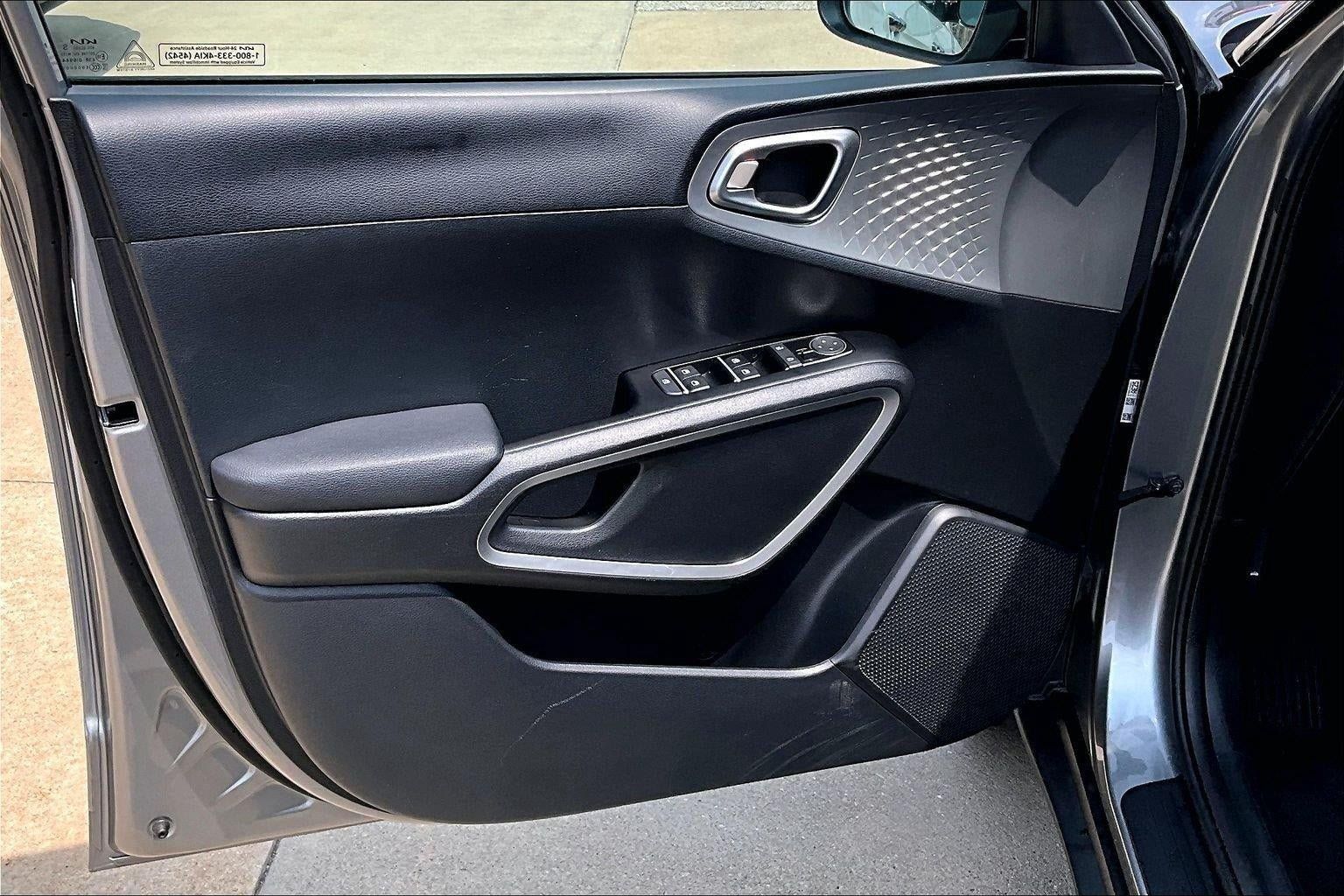 Used 2025 Kia Soul LX w/ LX Technology Package FWD image 19