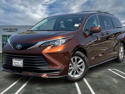 Used 2022 Toyota Sienna LE w/ LE Plus Package