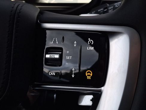 Used 2025 Land Rover Range Rover SE AWD/4WD image 17