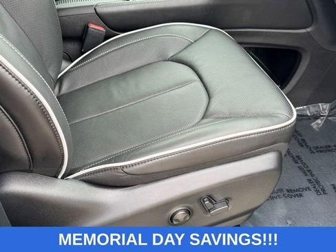 Used 2026 Chrysler Pacifica Limited FWD image 11