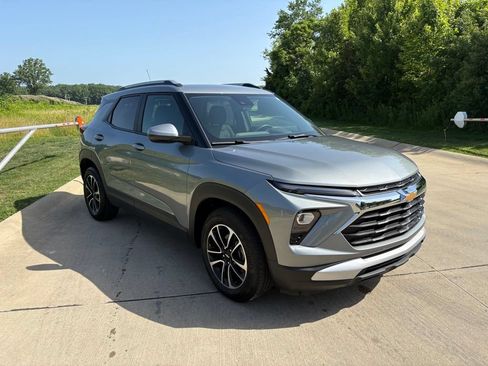 Used 2024 Chevrolet TrailBlazer LT w/ LT Cold Weather Package FWD image 11