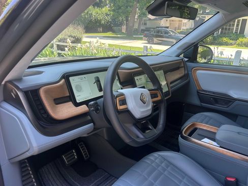 Used 2025 Rivian R1S Premium AWD/4WD image 17