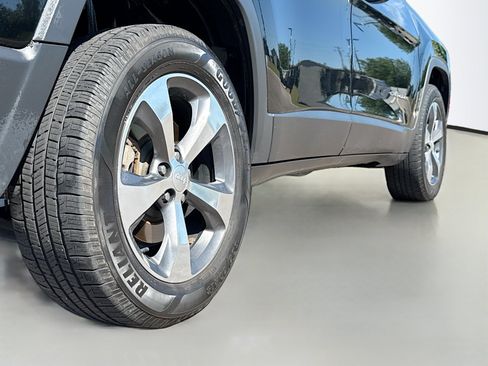Used 2019 Jeep Cherokee Limited AWD/4WD image 11