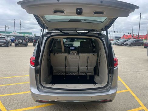 Used 2021 Chrysler Pacifica Touring-L FWD image 12