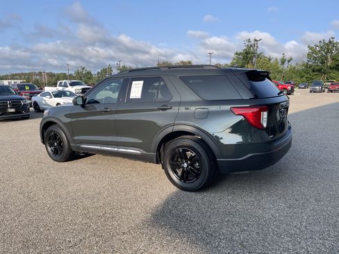 Used 2023 Ford Explorer XLT AWD/4WD image 5