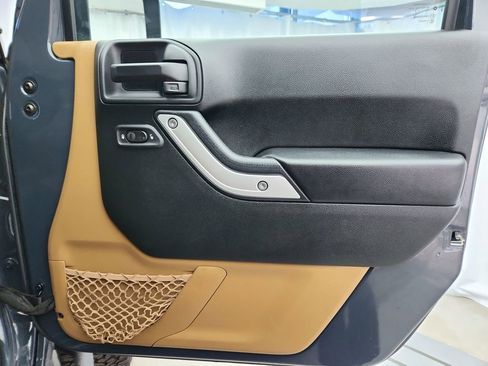 Used 2017 Jeep Wrangler Unlimited Rubicon w/ Connectivity Group image 25