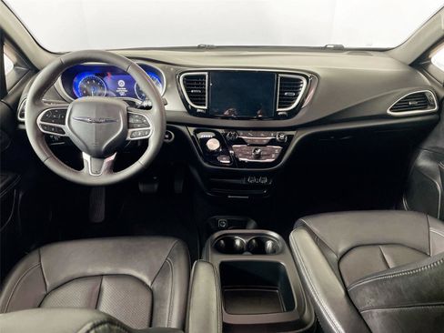 Used 2025 Chrysler Pacifica Select FWD image 30