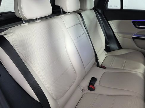 Used 2025 Mercedes-Benz GLC 300 GLC 300 image 25