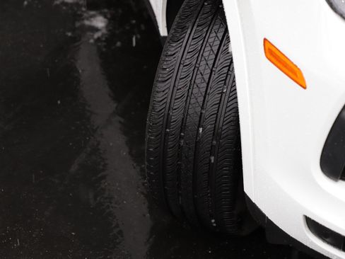 Used 2023 Porsche Cayenne Platinum Edition image 3