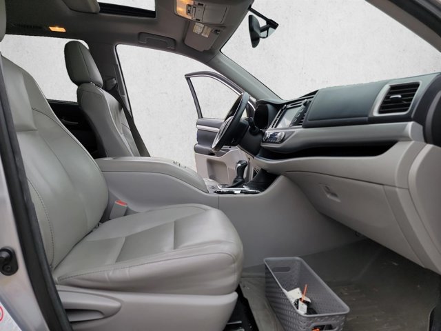 Used 2015 Toyota Highlander XLE FWD image 25