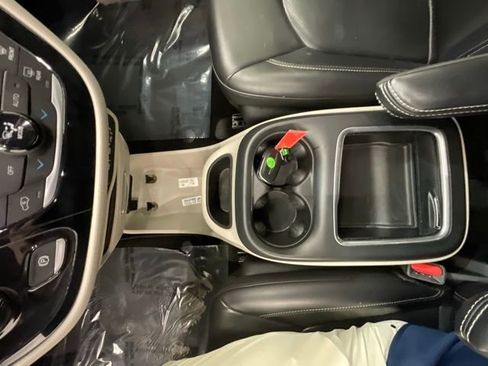 Used 2023 Chrysler Pacifica Touring-L FWD image 21