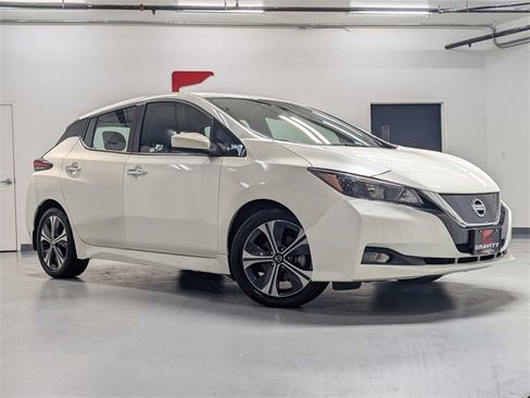 Used 2022 Nissan Leaf SV image 2