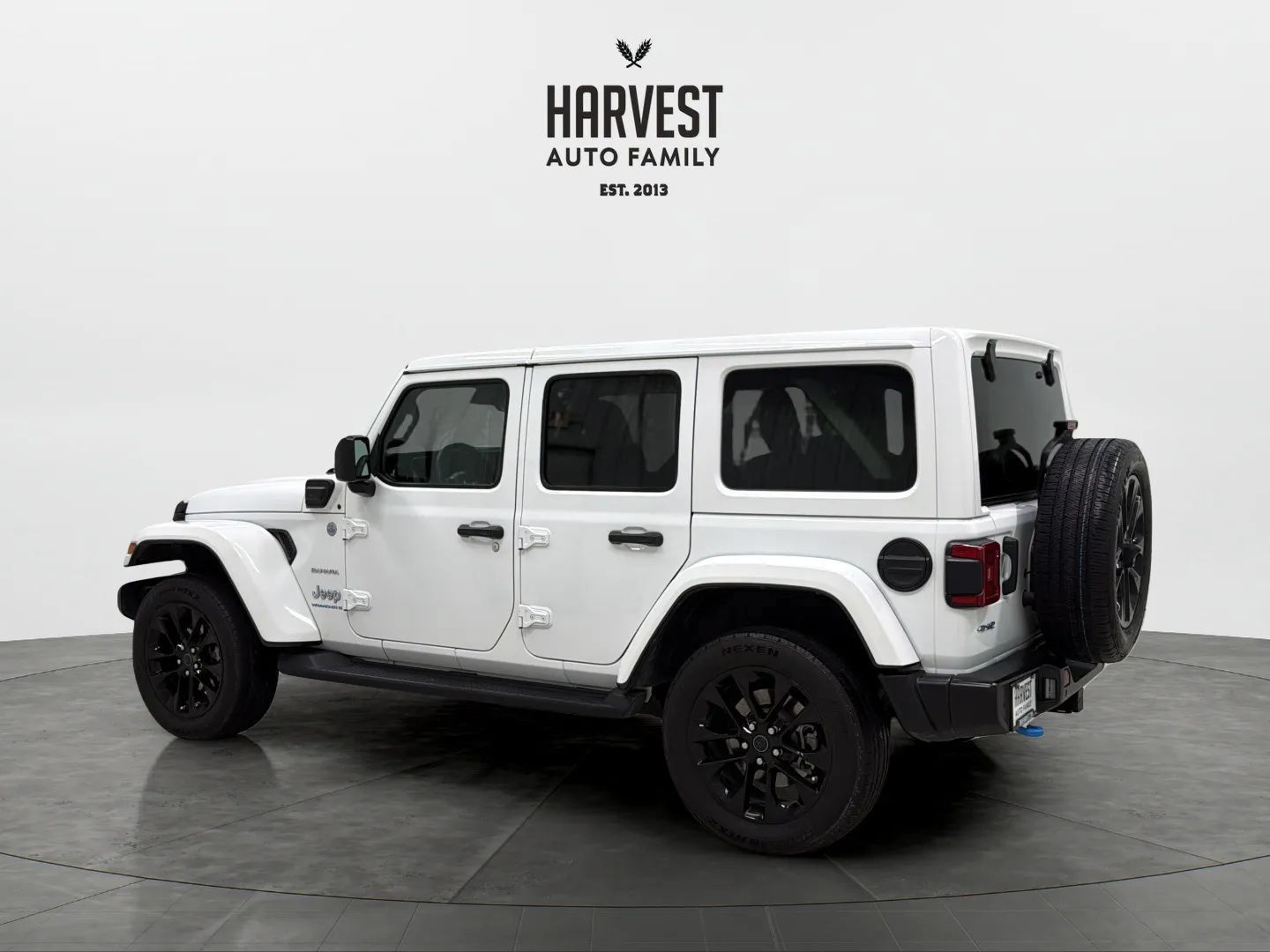 Used 2024 Jeep Wrangler Unlimited Sahara w/ Technology Group AWD/4WD image 3