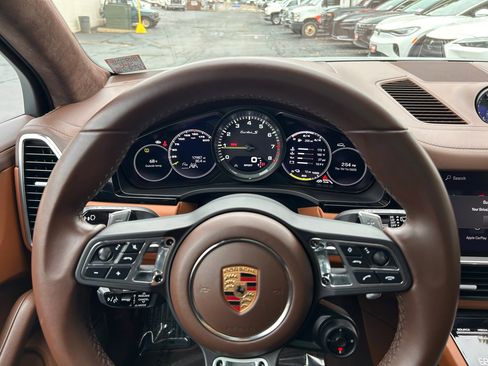 Used 2022 Porsche Cayenne Turbo S w/ Assistance Package image 4