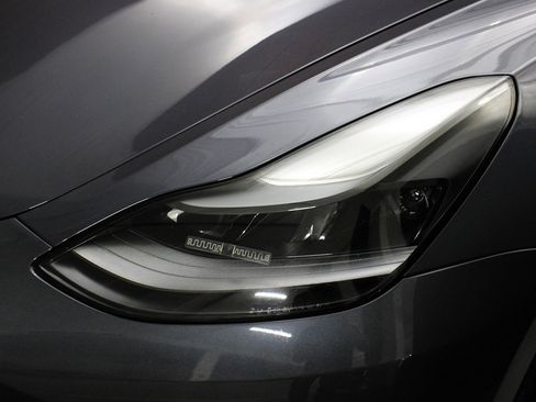 Used 2023 Tesla Model 3 Standard Range image 4