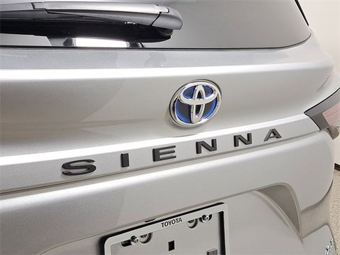 Used 2025 Toyota Sienna XLE image 9