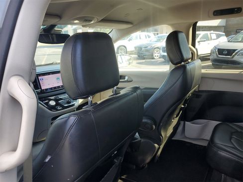 Used 2022 Chrysler Pacifica Touring-L image 29