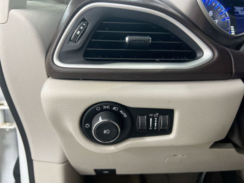 Used 2018 Chrysler Pacifica Touring-L FWD image 18