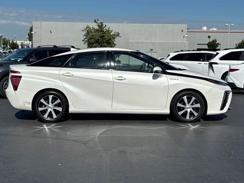 Used 2016 Toyota Mirai FWD image 6