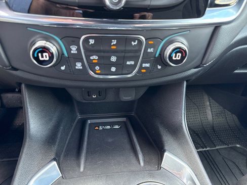 Used 2023 Chevrolet Traverse LT FWD image 21