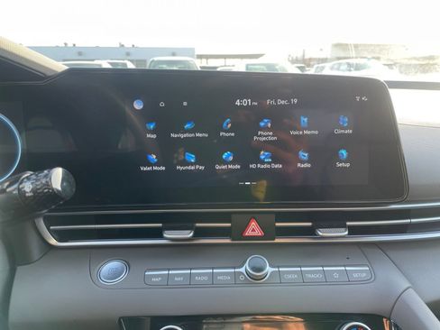 Used 2025 Hyundai Elantra SEL image 21