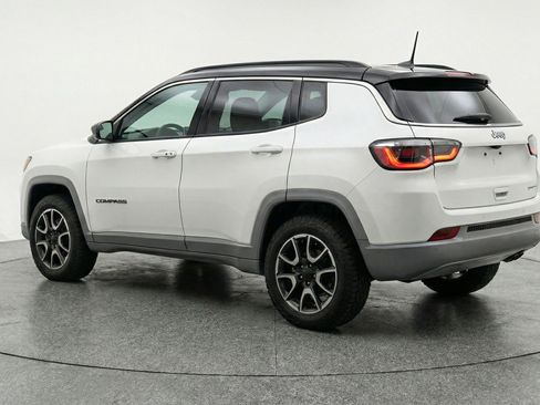 Used 2025 Jeep Compass Trailhawk AWD/4WD image 6
