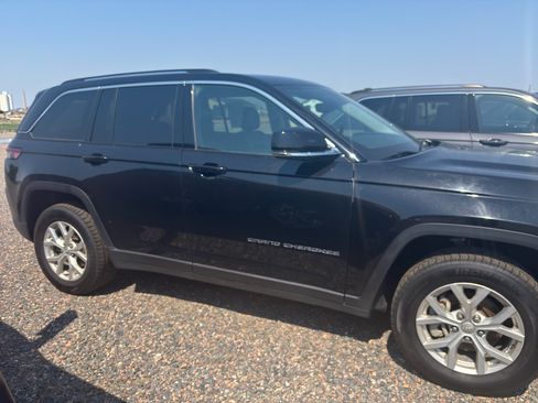 Used 2023 Jeep Grand Cherokee Limited AWD/4WD image 7