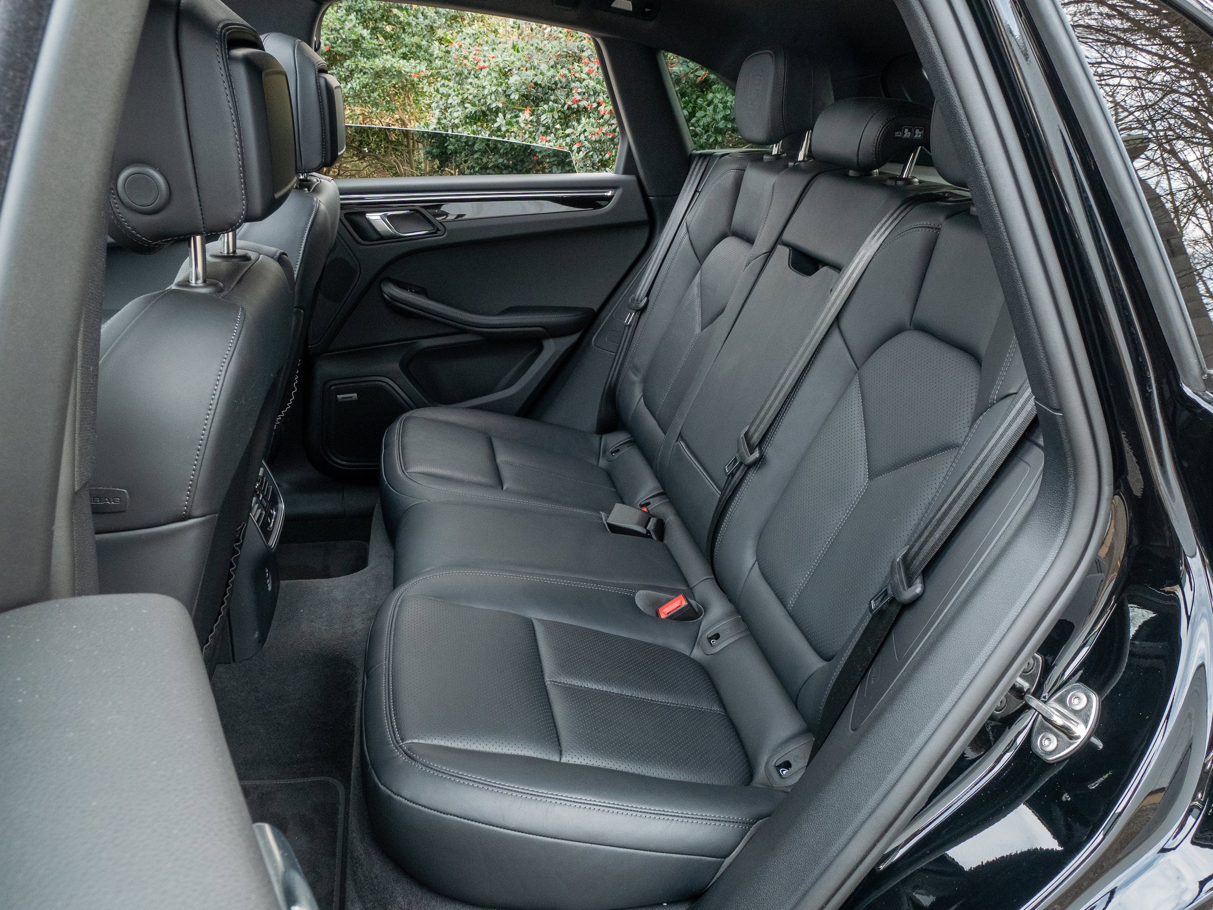 Certified 2025 Porsche Macan AWD/4WD image 34