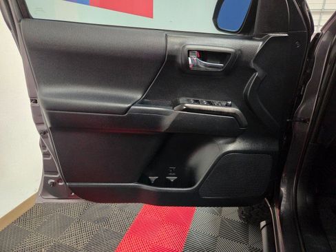 Used 2016 Toyota Tacoma TRD Sport image 35