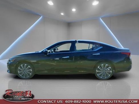 Used 2025 Nissan Altima 2.5 SL FWD image 7