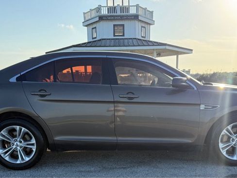 Used 2015 Ford Taurus SE FWD image 4
