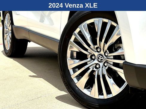 Used 2024 Toyota Venza XLE AWD/4WD image 2