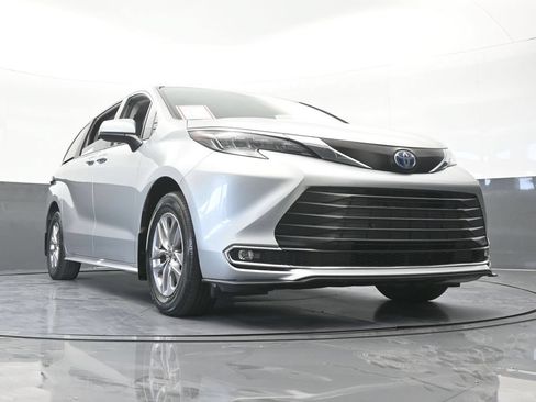 Used 2024 Toyota Sienna XLE FWD image 65