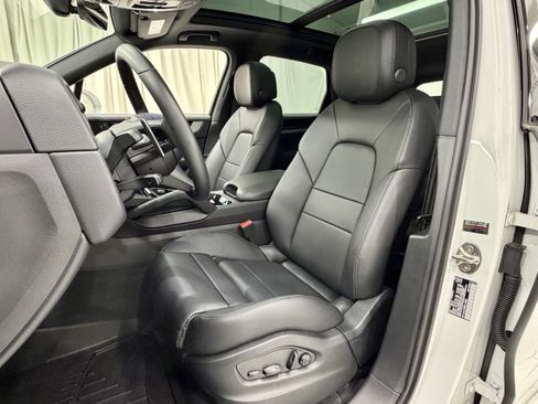 Certified 2024 Porsche Cayenne AWD/4WD image 32