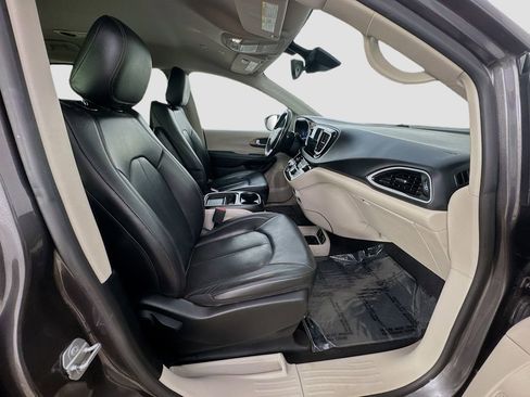 Used 2019 Chrysler Pacifica Touring-L w/ Advanced Safetytec Group image 35
