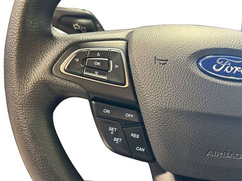 Used 2018 Ford Focus SE w/ SE Appearance Package FWD image 32