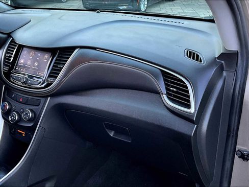 Used 2022 Chevrolet Trax LT w/ LT Convenience Package image 13