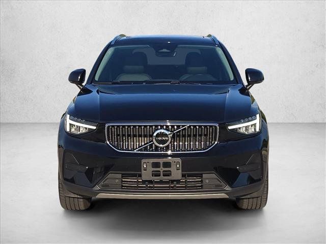 Used 2025 Volvo XC40 B5 Core AWD/4WD image 2