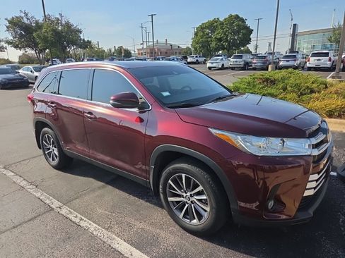 Used 2019 Toyota Highlander XLE AWD/4WD image 3