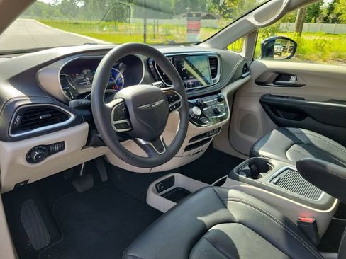 Used 2024 Chrysler Pacifica Limited FWD image 13