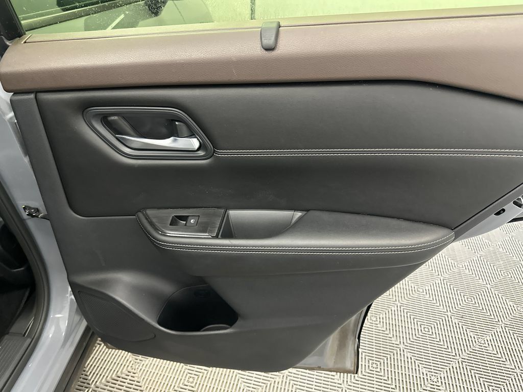 Used 2023 Nissan Rogue SV w/ SV Premium B Package FWD image 17