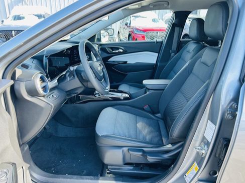 Used 2025 Chevrolet Trax LT image 3